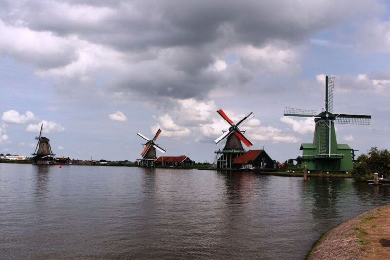 private-sightseeing-tour-to-the-windmills-giethoorn