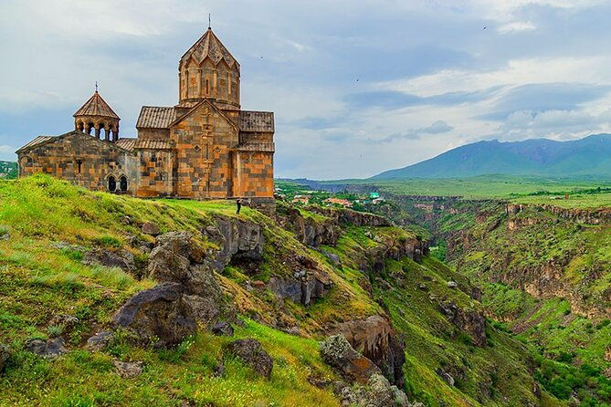 private-tour-amberd-fortress-saghmosavank-alphabet-monument