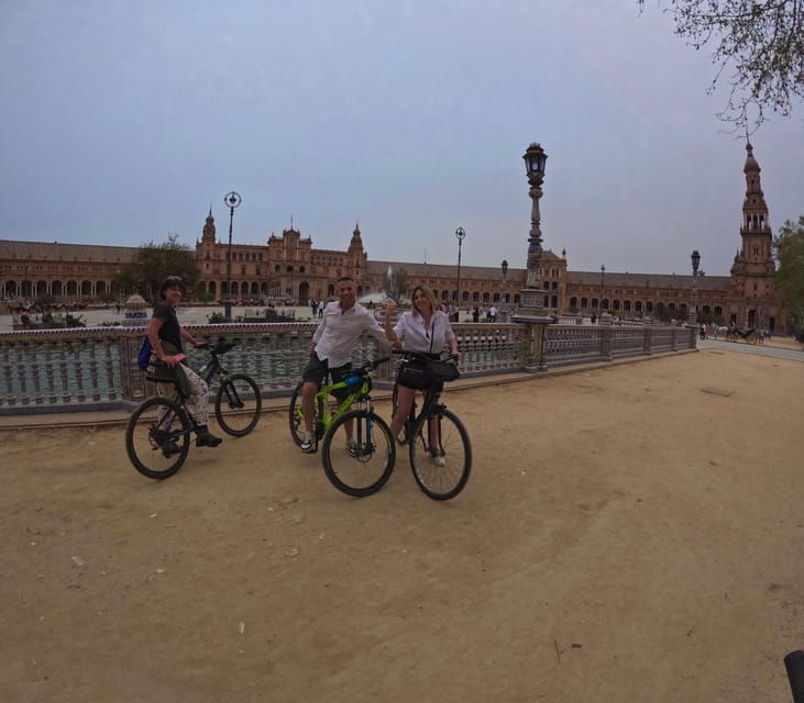 private-tour-by-bike-with-alcazar-guided-visit-without-ticket