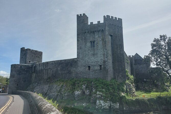 rock-of-cashel-cahir-blarney-castle-tour-from-dublin