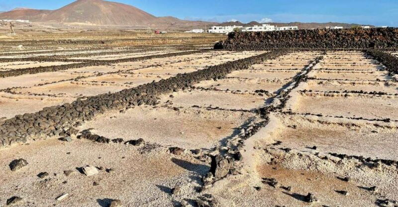route-guided-on-the-volcanic-coast-of-lanzarote
