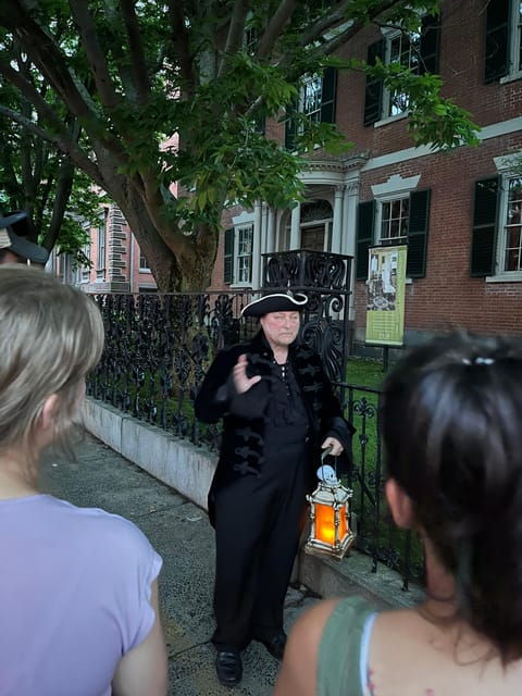 salem-vampires-and-ghosts-walking-tour-with-haunted-objects