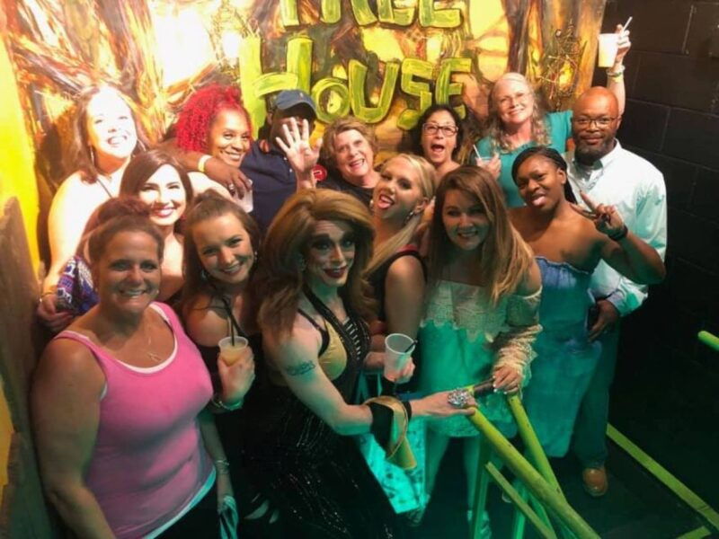 savannah-drag-queen-guided-pub-crawl-with-sing-a-longs