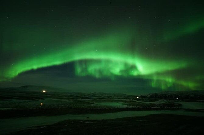 small-group-hunting-for-the-northern-lights-in-reykjavik-engrus