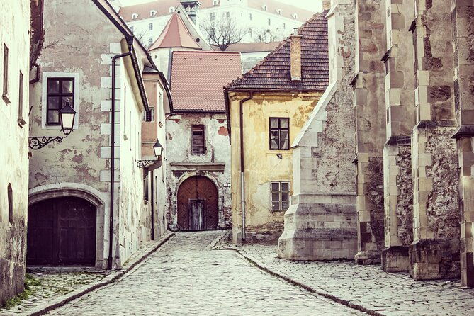 surprise-walk-of-bratislava-with-a-local