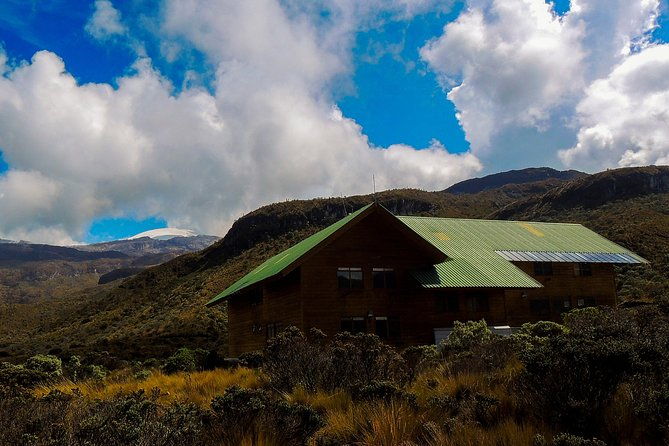 the-swan-high-mountain-refuge-from-pereira