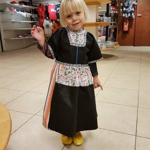 volendam-traditional-costume-photo-with-cheese-clog-tour