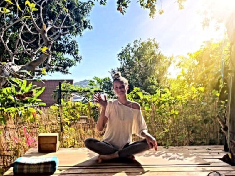 waikikis-favourite-outdoor-yoga-classes-yoga-at-the-beach