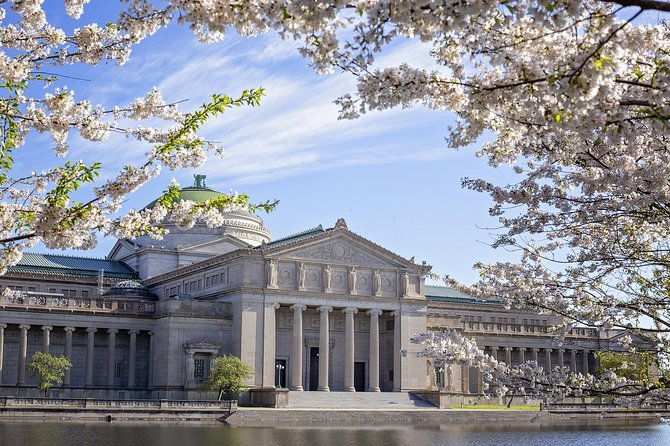 walking-tour-of-chicagos-artsy-cultural-landmarks