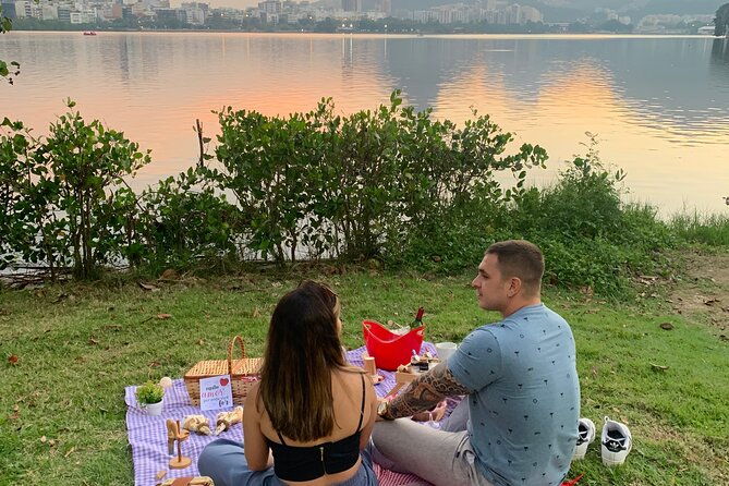 wine-cheese-picnic-at-lagoa-rodrigo-de-freitas
