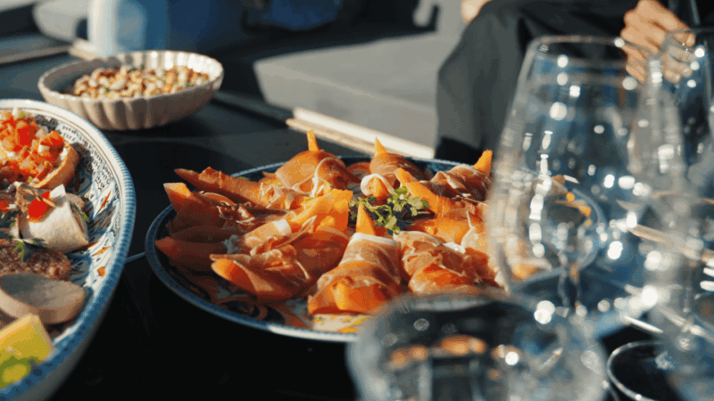 zaanse-schans-private-cruise-guide-incl-food-drinks