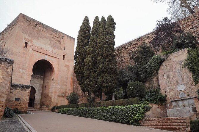 alhambra-tour-with-generalife-palace-and-gardens