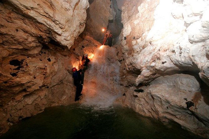 amazing-waterfall-cave-expedition-at-ian-andersons-caves-branch