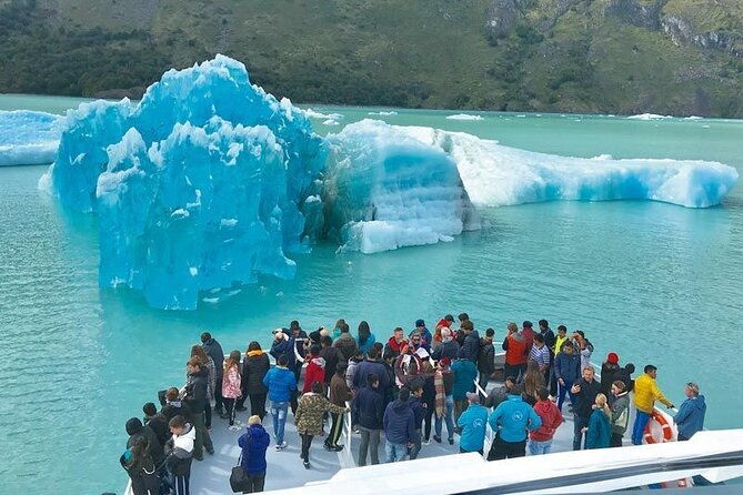 boat-tour-at-premium-lounge-vip-glaciares-gourmet-pick-up