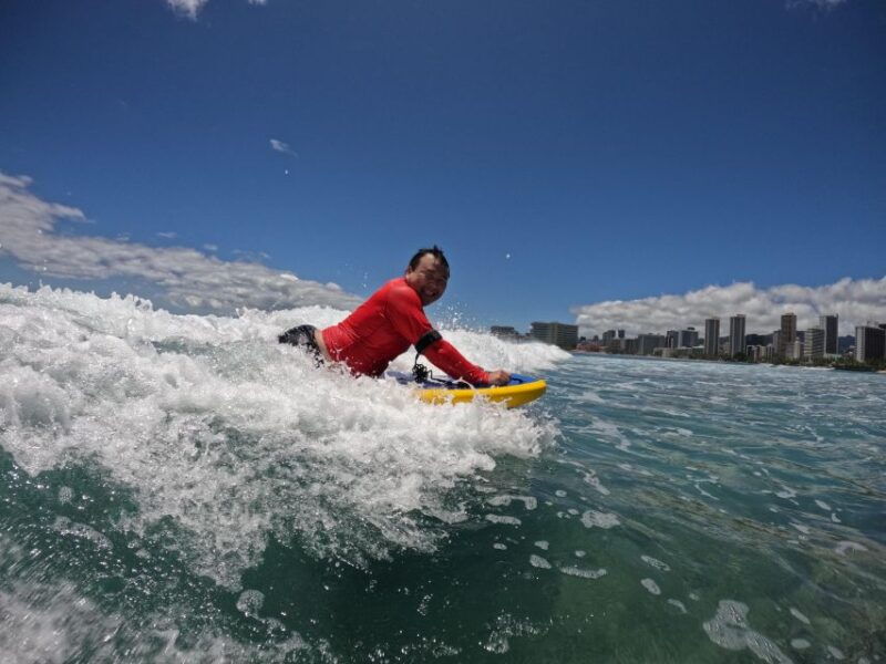 bodyboard-lesson-in-waikiki-two-students-to-one-instructor