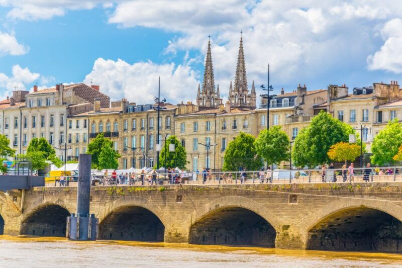bordeaux-private-tour-in-a-citroen-2cv-45min