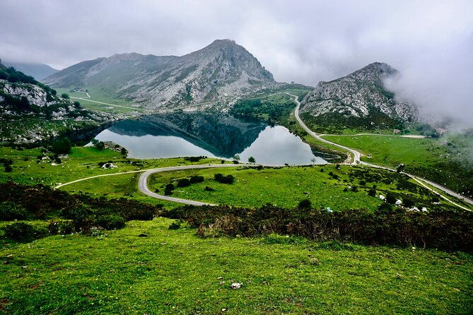 covadonga-lakes-sanctuary-and-cangas-de-onis-from-santander