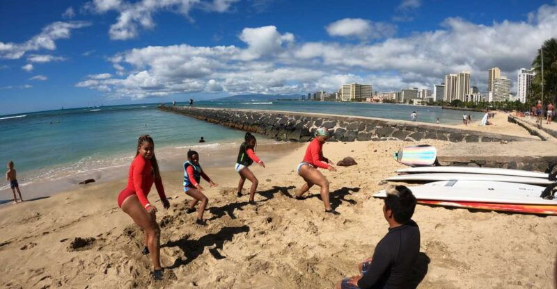 family-surfing-lesson-1-parent-1-child-under-13-others