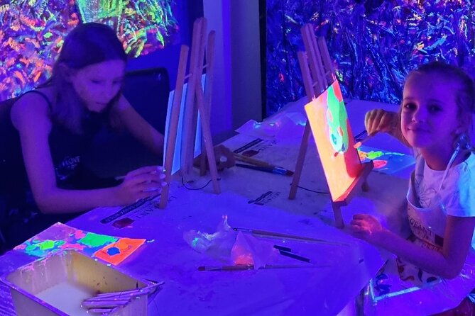 fluorescent-painting-studio-in-lyon-in-an-art-gallery