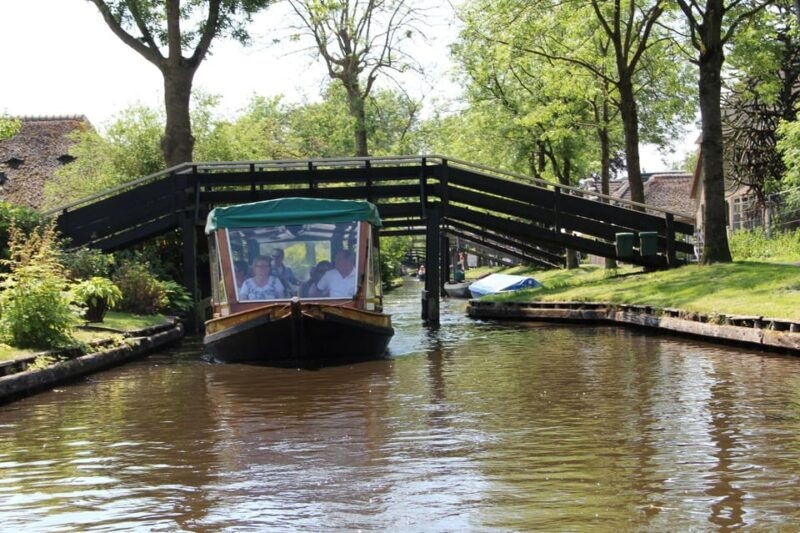 giethoorn-canal-cruise-and-village-sightseeing