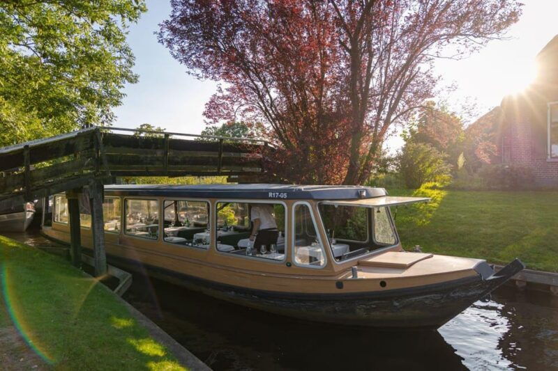 giethoorn-canal-cruise-lake