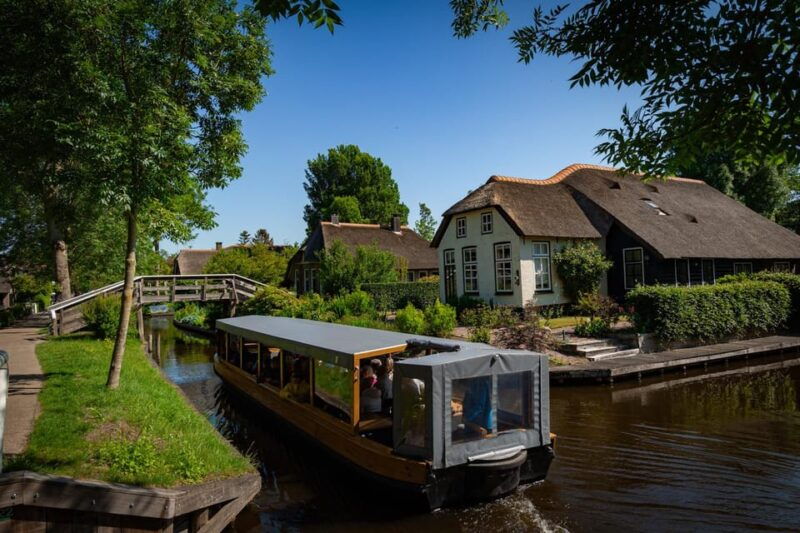 giethoorn-canal-cruise-tour-sightseeing-village