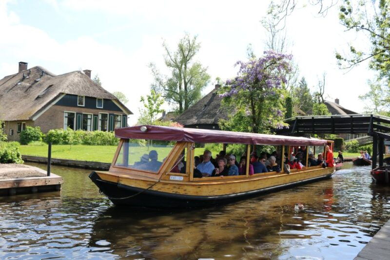 giethoorn-village-national-park-canal-cruise-with-coffee
