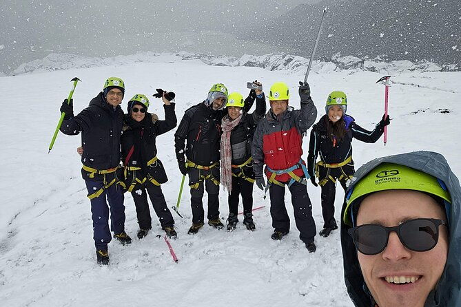 glacier-hike-experience-on-solheimajokull-meet-on-location