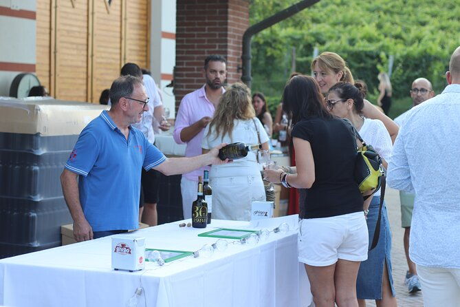 guided-walk-and-lunch-in-the-vineyard-in-alba