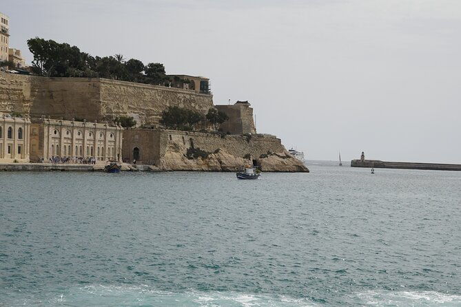 highspeed-catamaran-crossing-between-malta-and-gozo