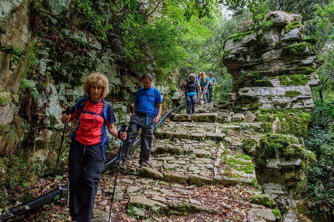hiking-in-ridomo-gorge-with-picnic