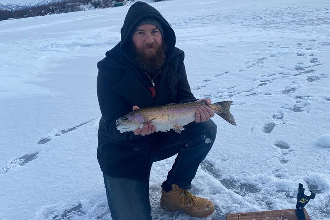 ice-fishing-experience-in-anchorage