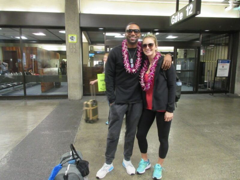 kauai-lihue-airport-honeymoon-lei-greeting