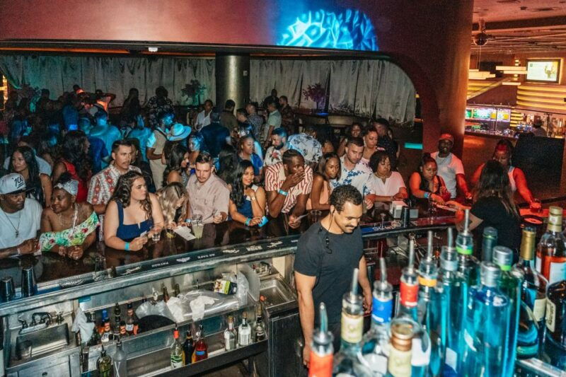 las-vegas-club-crawl-and-party-bus-with-free-drinks