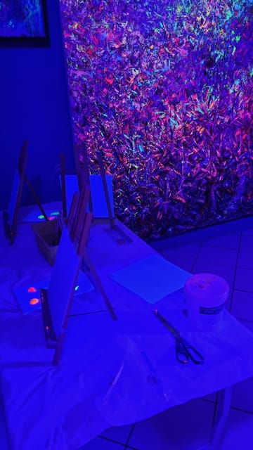 lyon-tarot-reading-and-neon-painting-workshop