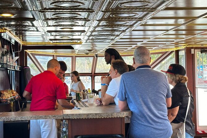 miami-boat-party-on-2-level-luxury-yacht-and-cash-bar