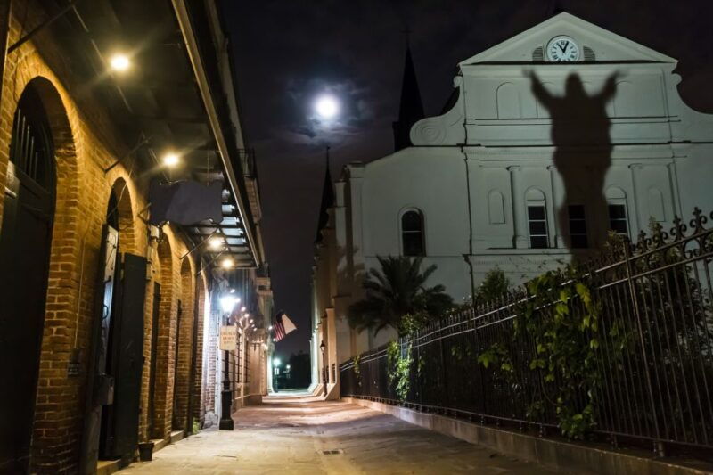 new-orleans-cemetery-bus-tour-at-dark-with-exclusive-access