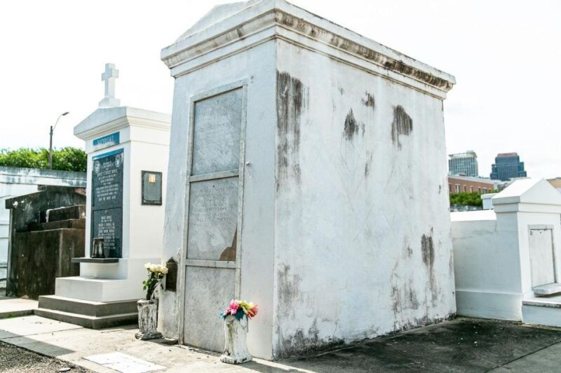 new-orleans-walking-tour-inside-st-louis-cemetery-no-1