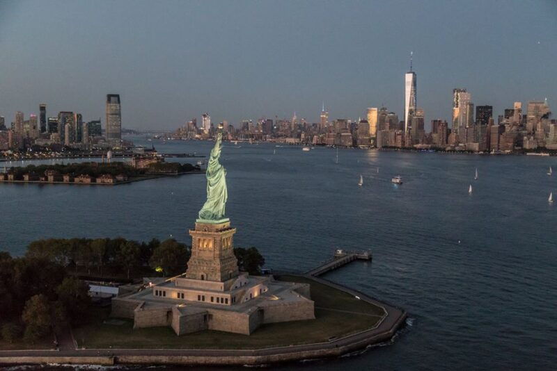 new-york-private-scenic-helicopter-charter-with-champagne