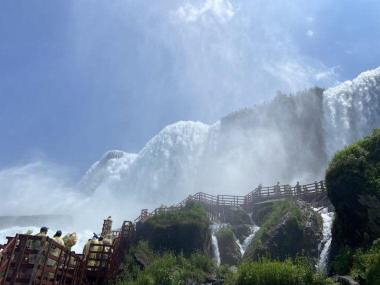 niagara-falls-vip-maid-of-the-mist-cave-of-the-winds-tour