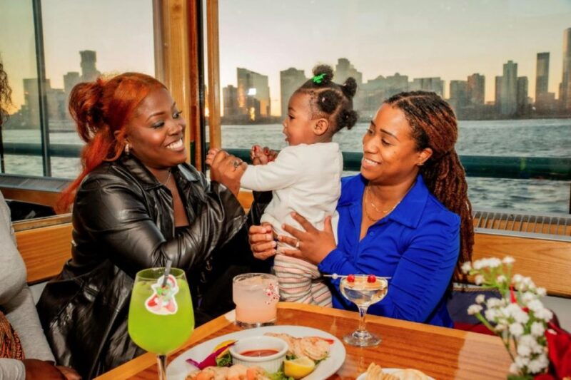nyc-holiday-yacht-cruise-with-jazz-cocoa-carols