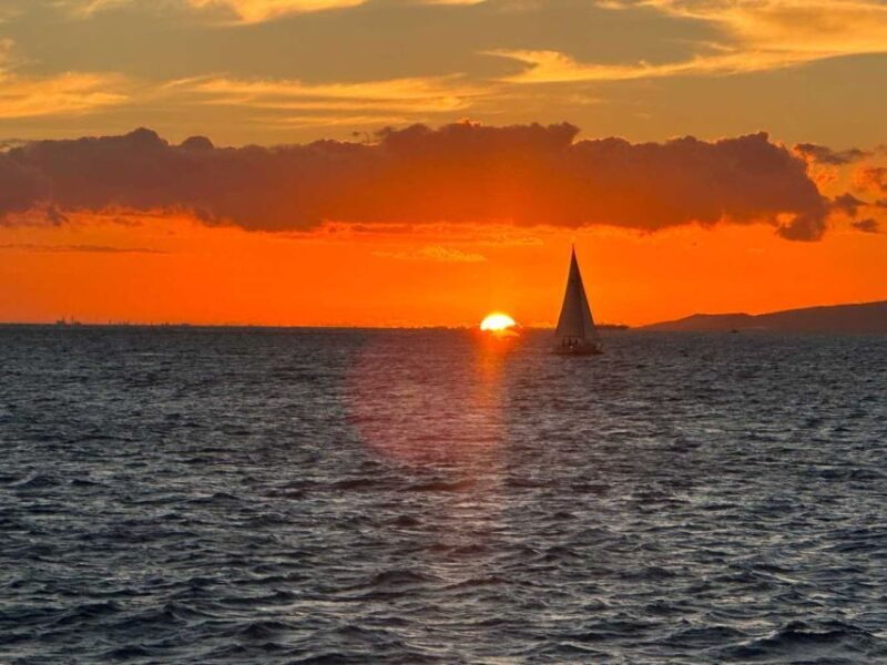 oahu-sunset-sailing-in-small-intimate-groups