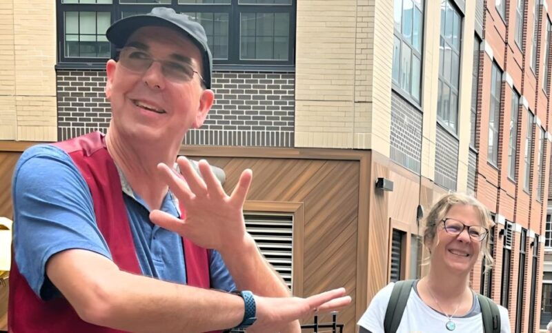 philadelphia-comedy-magic-walking-tour-with-a-guide