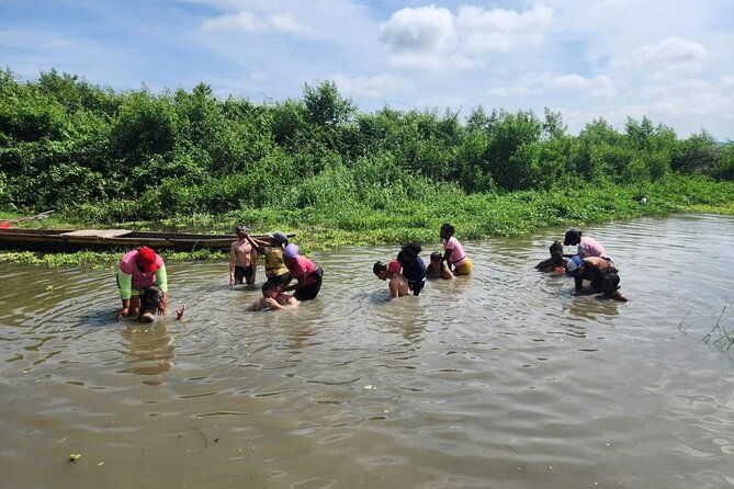play-in-the-mud-of-the-totumo-volcano-and-try-a-typical-lunch