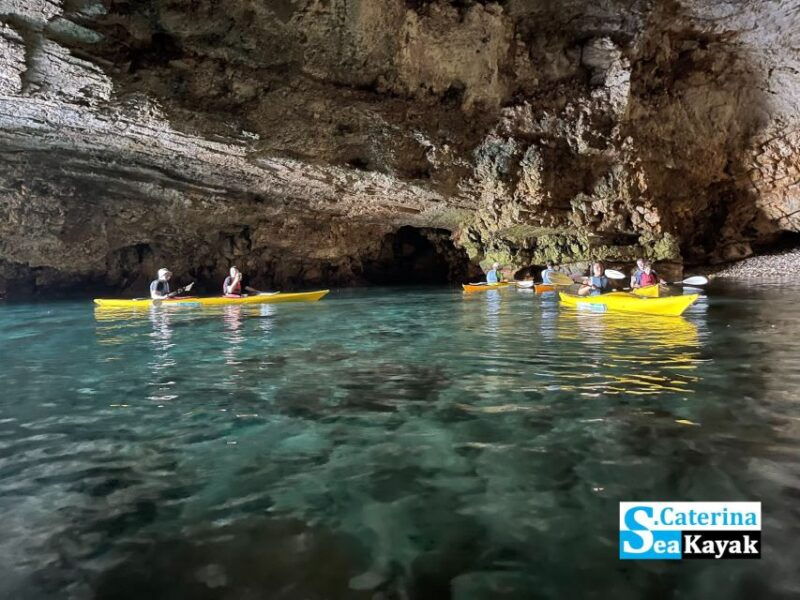 polignano-kayak-tour-swimming-stop-in-cave
