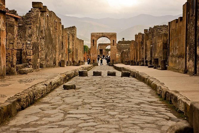 pompeii-ruins-visit-for-3-hours-round-trip-included