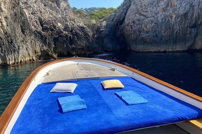 private-boat-tour-around-capri-with-classy-gozzo