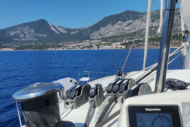 private-catamaran-sailing-trip-around-la-caletta-berchida-sardinia