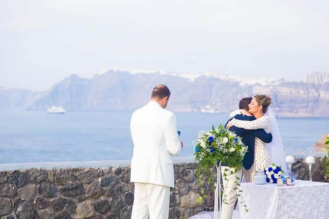 private-photo-session-with-a-local-photographer-in-santorini