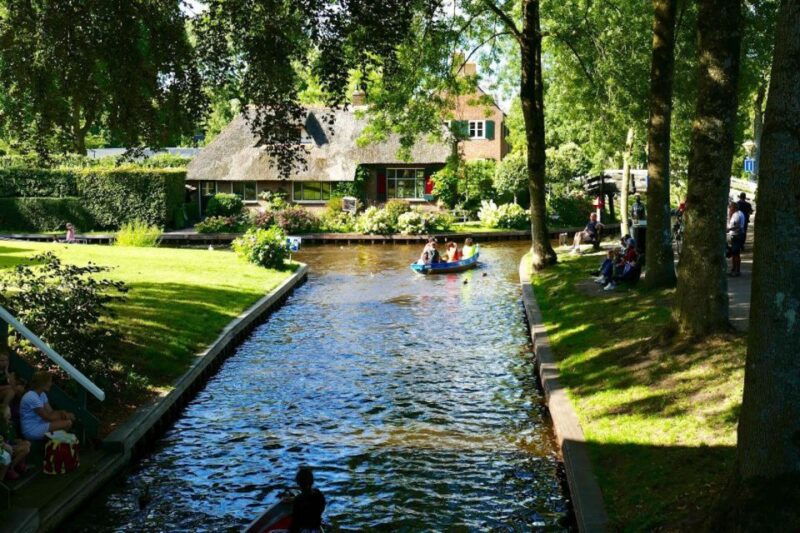 private-sightseeing-tour-to-the-windmills-giethoorn